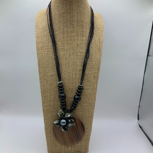 Black Shell Flower Faux Pearl Accent Boho Large Circle Pendant Beaded Necklace - Picture 3 of 7